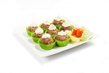 polpette di carne pasticcino su sfondo bianco
