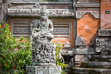 Obraz premium Statues and carvings depicting demons, gods