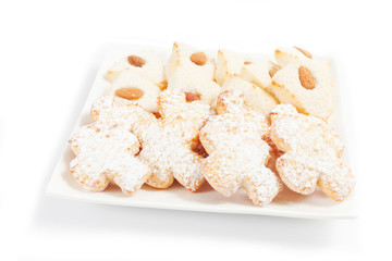biscotti in pasta di mandorle su sfondo bianco