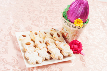 uovo di cioccolato con biscotti in pasta di mandorle per pasqua