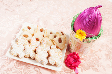 uovo di cioccolato con biscotti in pasta di mandorle per pasqua