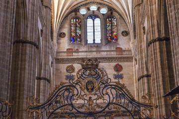 Obraz premium Stone Columns Crest Stained Glass Salamanca New Cathedral Spain