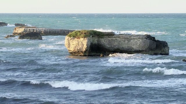 Rocce in mezzo al mare