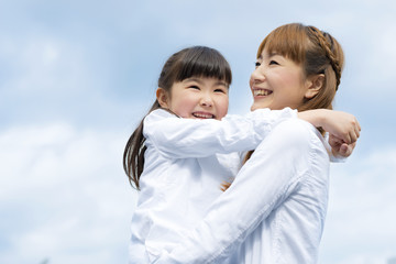 笑顔で娘をだっこする母親