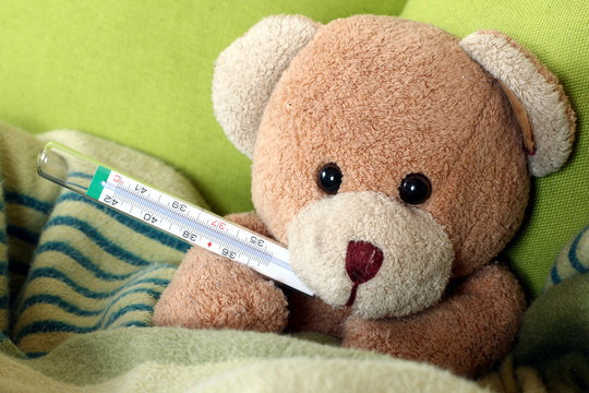kranker Teddyb&auml;r im Bett, Thermometer