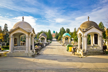Fototapeta premium Mirogoj cemetery walkway gardens of Zagreb