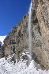 Fototapeta na wymiar cascade en hiver, Iran
