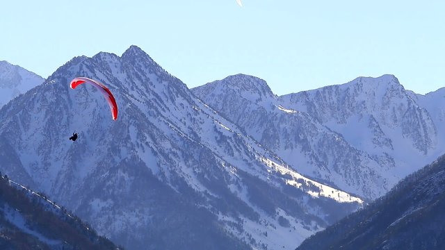 Parapente survolant les Pyr&eacute;n&eacute;es