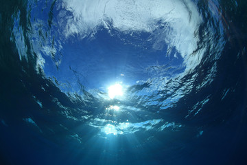 Naklejka premium Powierzchnia wody i światło słoneczne w oceanie