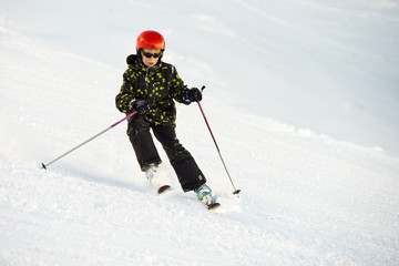 Fototapeta na wymiar Young skier during a decent