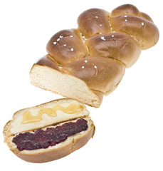 Weizenbrotscheibe (Hefezopf) mit Kirschmarmelade und Honig bestr