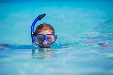 Girl snorkeling - obrazy, fototapety, plakaty