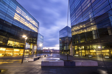Fototapeta Nowoczesne budynki biurowe nocą obraz