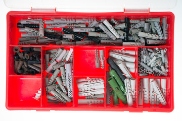 verschiedene Dübel in einer Box