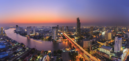 Rivière dans la ville de Bangkok avec un immeuble de bureaux élevé la nuit