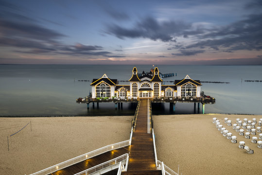 Fototapeta Molo w Sellin podświetlone iluminacjami