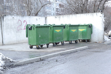 мусорные баки в городе