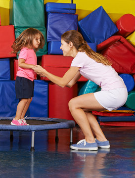 M&auml;dchen auf Trampolin beim Kindersport