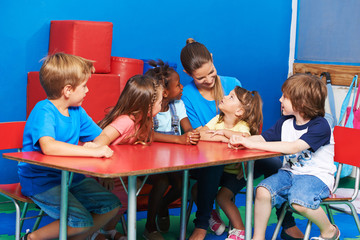 Kinder beim Stuhlkreis hören Mädchen zu