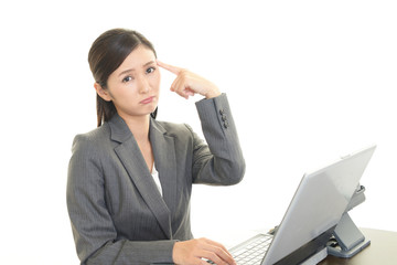 困った様子の女性