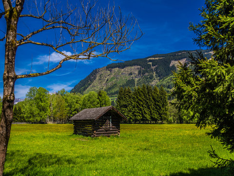 Idylische Berglandschaft mit Holzh&uuml;tte