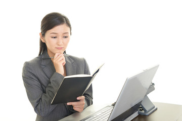 困った様子の女性