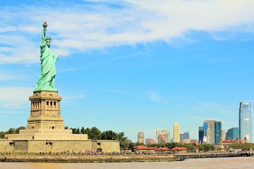 Fototapeta premium Statua Wolności z Manhattanem w tle