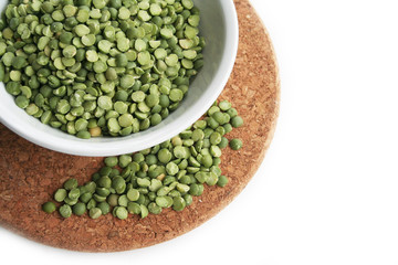 ciotola di piselli secchi verdi_ sfondo bianco
