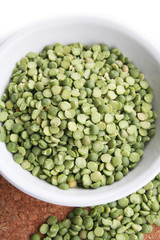 ciotola di piselli secchi verdi_ sfondo bianco