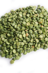 piselli secchi verdi_ sfondo bianco