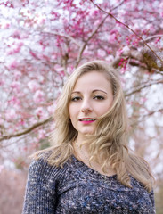 Naklejka premium Portrait of a young woman with spring flowers