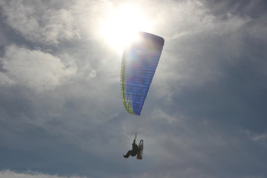 UOMO IN VOLO NEL CIELO