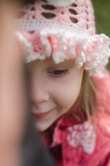 Девочка прижалась к маме.