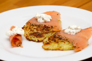Kartoffelpuffer mit Lachs