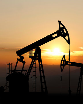 oil pump jack silhouette