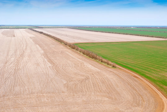 красивый сельский пейзаж весной, вид с высоты
