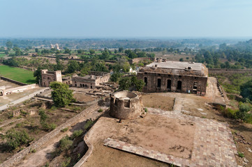 Fototapeta na wymiar View on old ruins from Jahangir Mahal or Orchha Palace