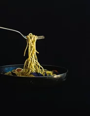 Abwaschbare Fototapete Heiße Spaghetti mit Tomaten in Kochpfanne und Gabel © sonyakamoz
