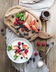 Kussenhoes Healthy breakfast set. Rice cereal or porridge with berries © sonyakamoz