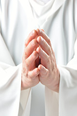 religioso con mani che pregano