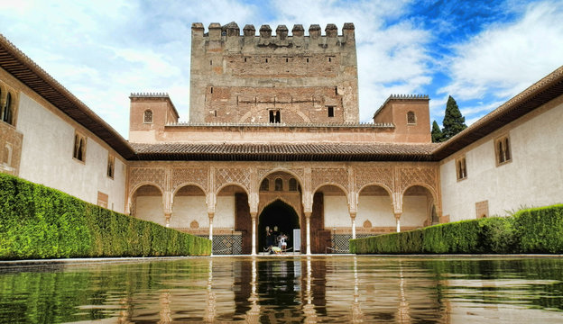 Patio de los arrayanes, alhambra granada