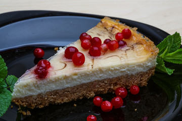 Cheesecake with berries and mint