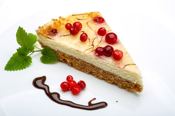 Cheesecake with berries and mint