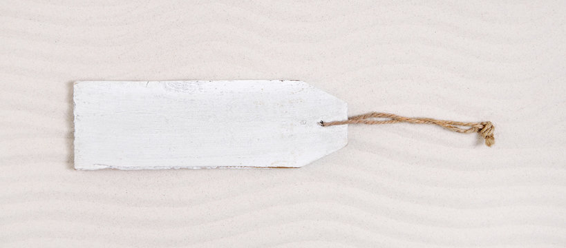 Schild aus Holz in Wei&szlig; f&uuml;r Werbung: Urlaub am Strand