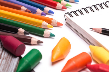 Naklejka premium colorful crayons and pencils