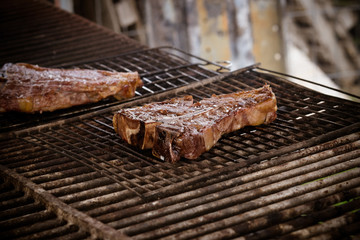 Bistecca e salsiccia alla griglia sul barbecue