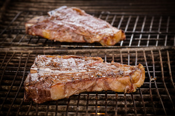 Bistecca e salsiccia alla griglia sul barbecue