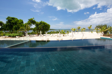 Belle piscine au bord d'une plage à l'île Maurice