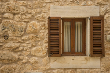 Traditionelles Holzfenster im Süden