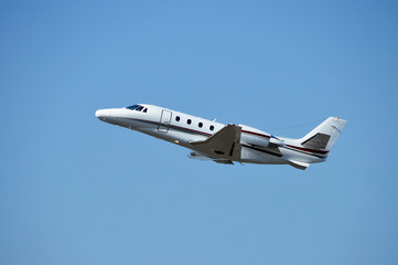 Aufsteigendes kleines D&uuml;senflugzeug